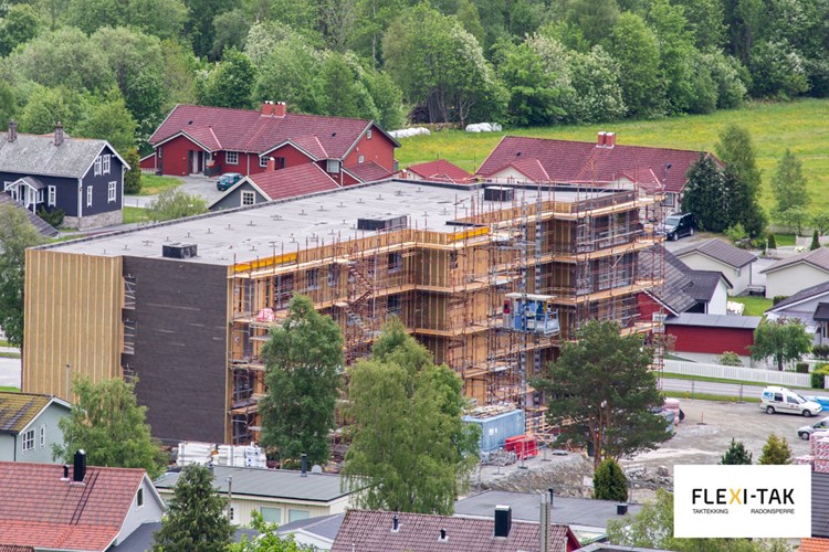 Isolering og tekking av studentblokk i massivtre i Volda kommune for Veidekke Entreprenør AS. 